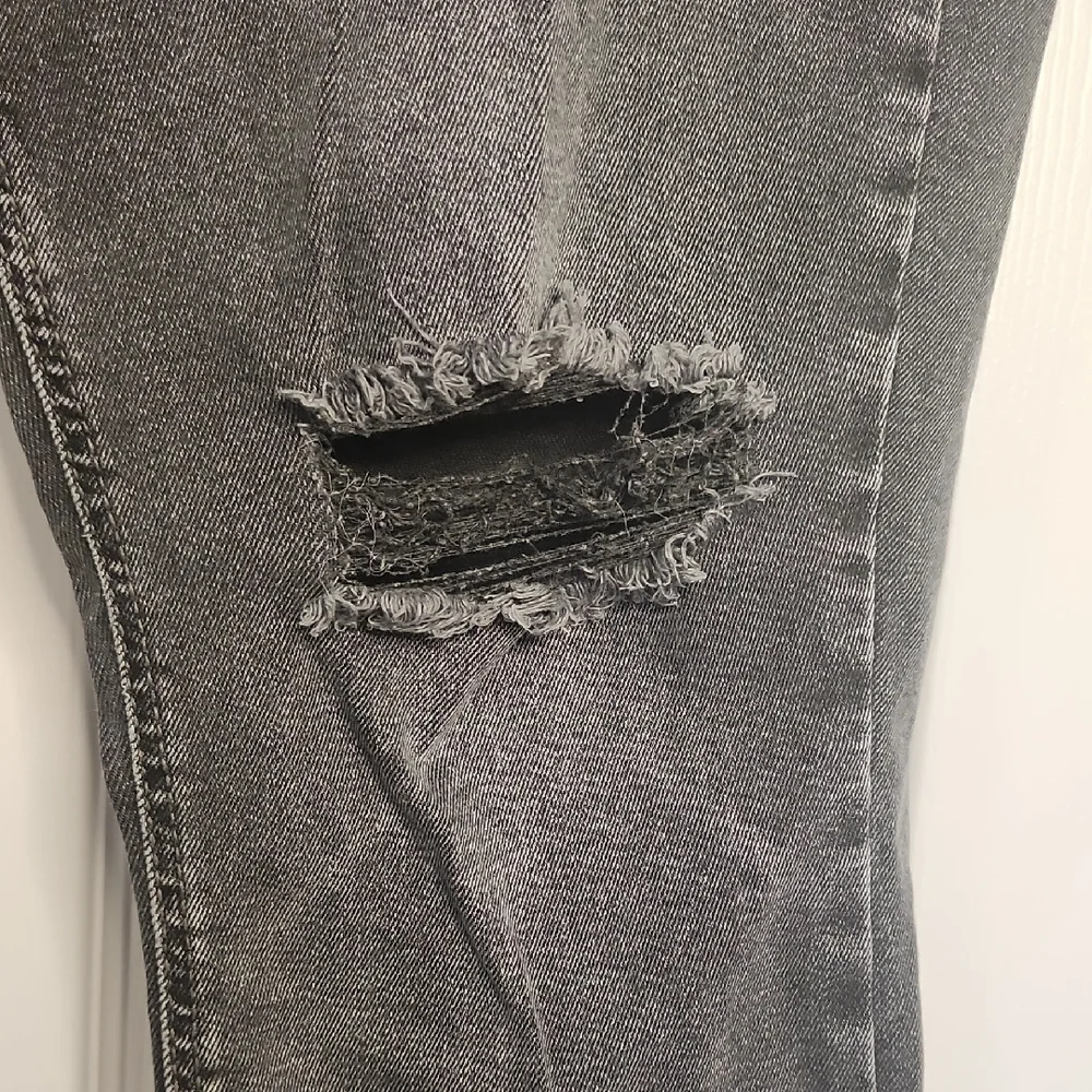 Old Navy Charcoal Distressed Cropped Jeans - Picture 3 of 13
